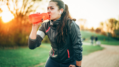 femme qui boit une boisson sportive isotonique